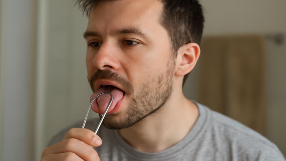 The 9 second tongue scrape that removes bad breath at the root